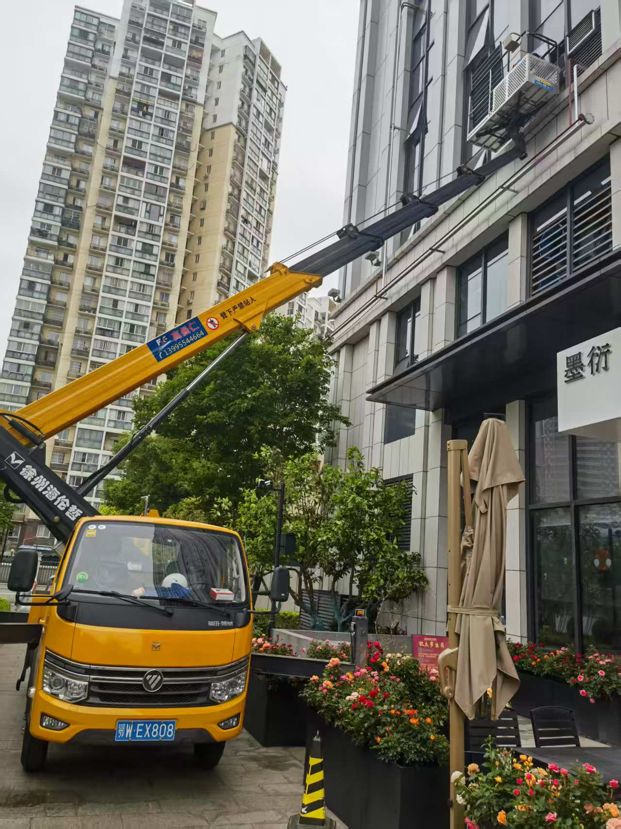 28米黃牌云梯車裝大型廣告牌施工現場